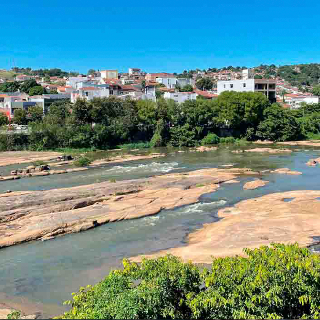A Vereadora Lualga Lopes Miranda fez pedido de providência para apurar a ocupação de uma Área de Preservação Permanente (APP) na entrada da Reta, em Nanuque.