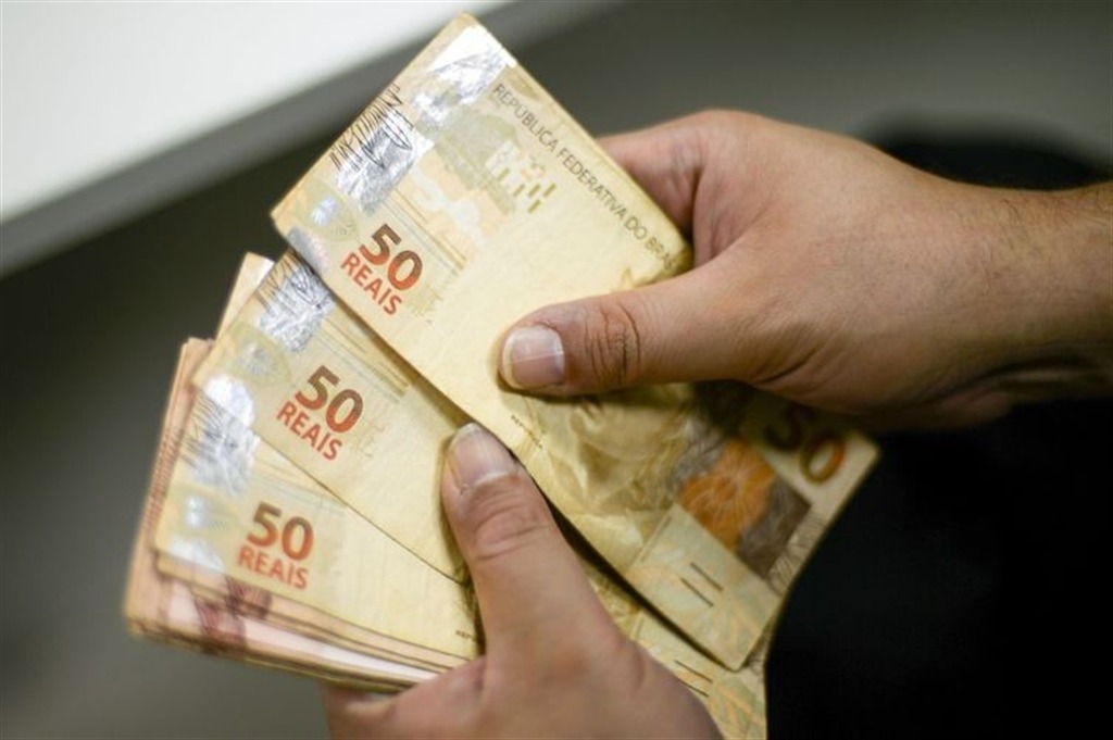 Caixa paga 1° parcela a nascidos em outubro e beneficiários do Bolsa Família com NIS final 7