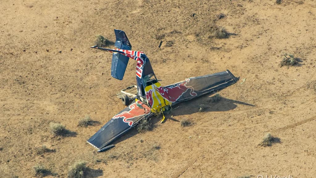 Um dos aviões cai durante desafio de troca de pilotos no ar