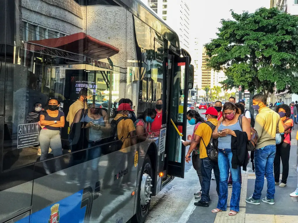 Aumento no preço do diesel pressiona reajuste na tarifa de ônibus