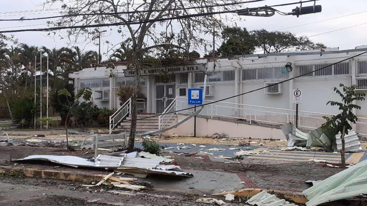Vendaval com chuva de granizo provocou estragos no fórum em Mucurici