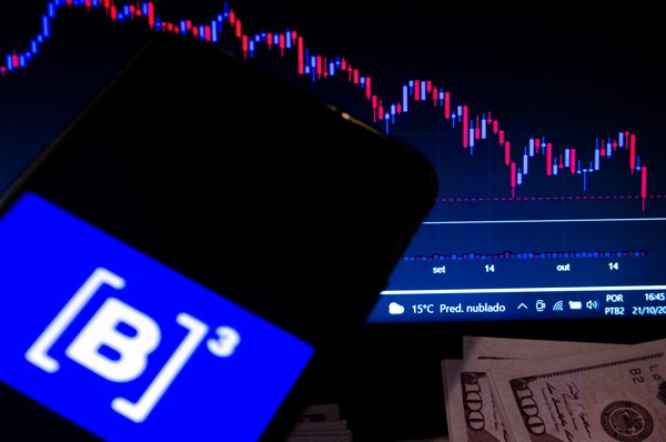 Ibovespa opera em alta e retoma patamar de 100 mil pontos