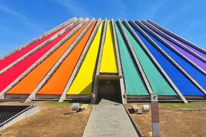 Monumentos de Brasília são cobertos pela bandeira LGBTQIA+