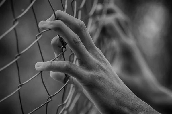Adolescente suspeito de integrar grupo que planejava ataques em escolas do Brasil é apreendido em Governador Valadares