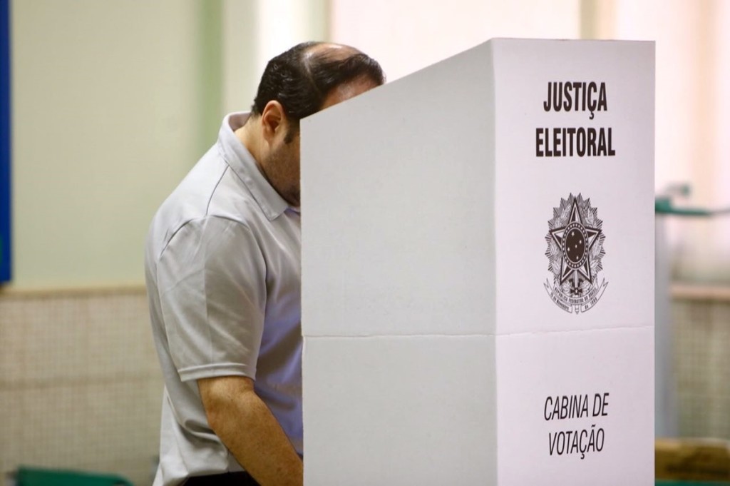 TSE decide que eleitor deve entregar celular aos mesários na hora da votação