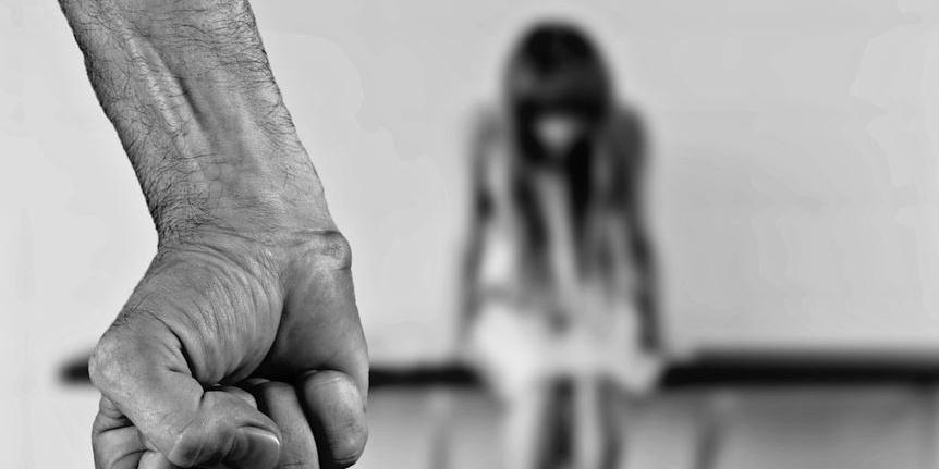 Mãe é presa suspeita de tapar boca da filha de 13 anos enquanto padrasto estuprava a garota em Capelinha MG