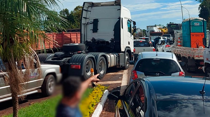 Após vitória de Lula, caminhoneiros fecham vias e pedem intervenção militar