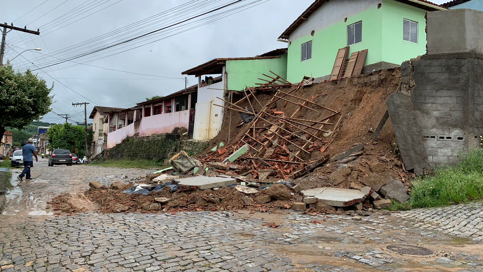 Chuvas causam prejuízos em residências de Nanuque