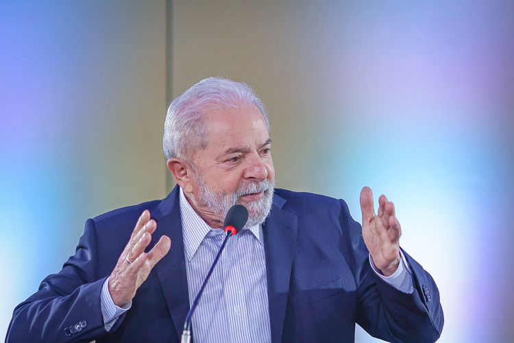 Lula diz que não consegue aumentar salário mínimo porque medida é vista como “gasto”