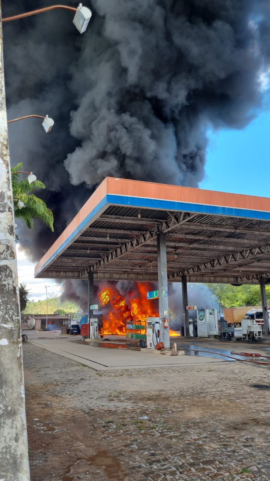 Incêndio destrói vinte veículos em pátio de posto de combustíveis, na BR-116, em Teófilo Otoni