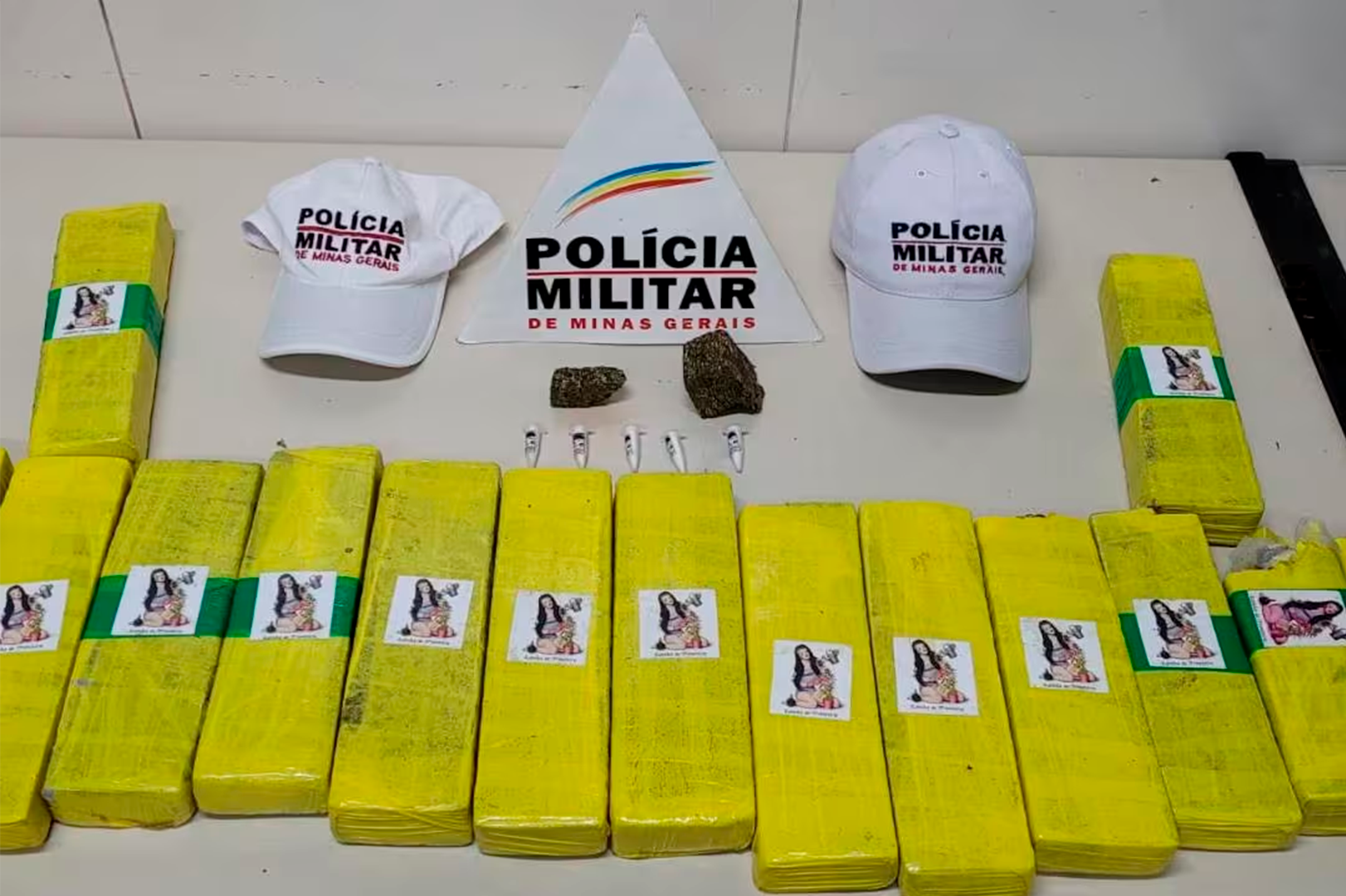 Mulher identificadas por 'Rainha da Fronteira' é presa com drogas em ônibus com destino a Nanuque MG