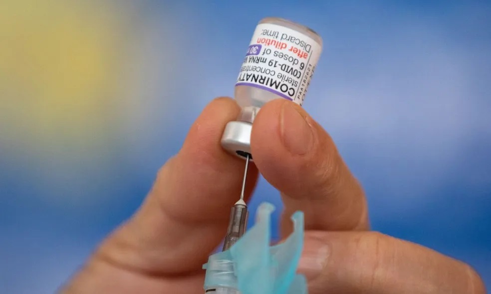 Governo anuncia ampliação do reforço com vacina bivalente contra a Covid para todos acima de 18 anos