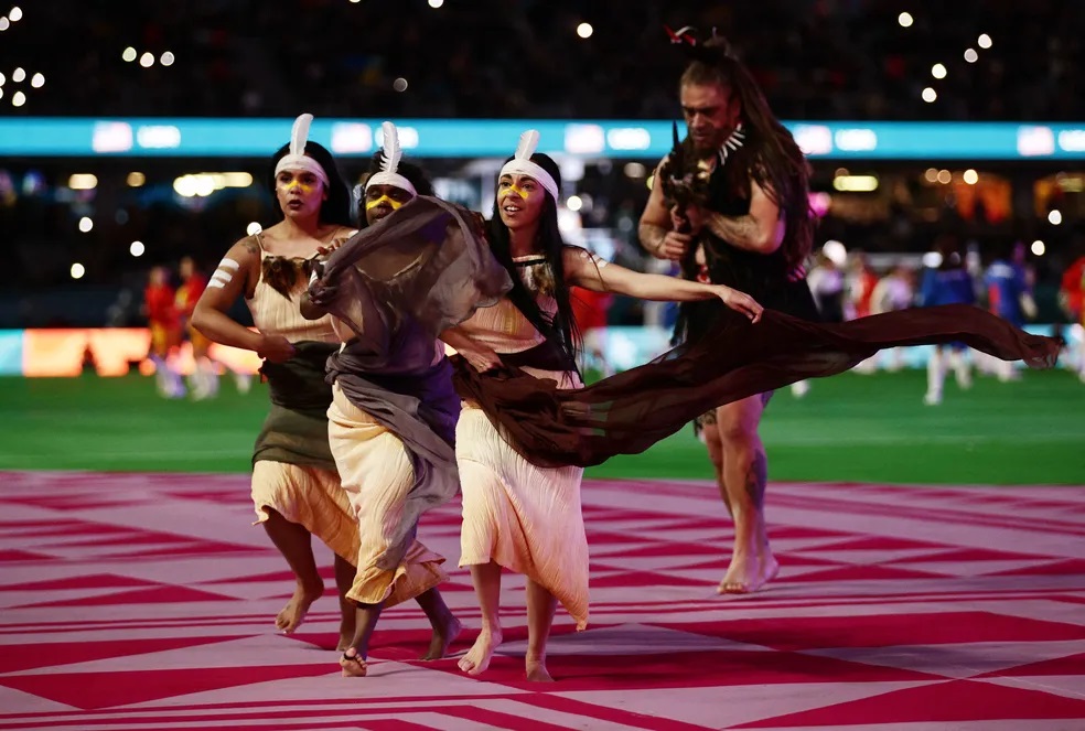 Cerimônia de abertura da Copa do Mundo feminina tem danças tradicionais e minuto de silêncio