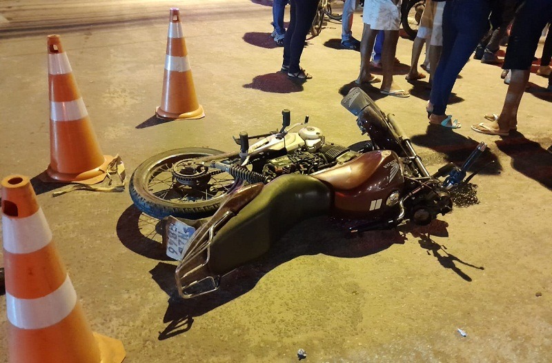 Motociclista morre e carona fica ferido após perseguição e colisão com viatura em Teixeira