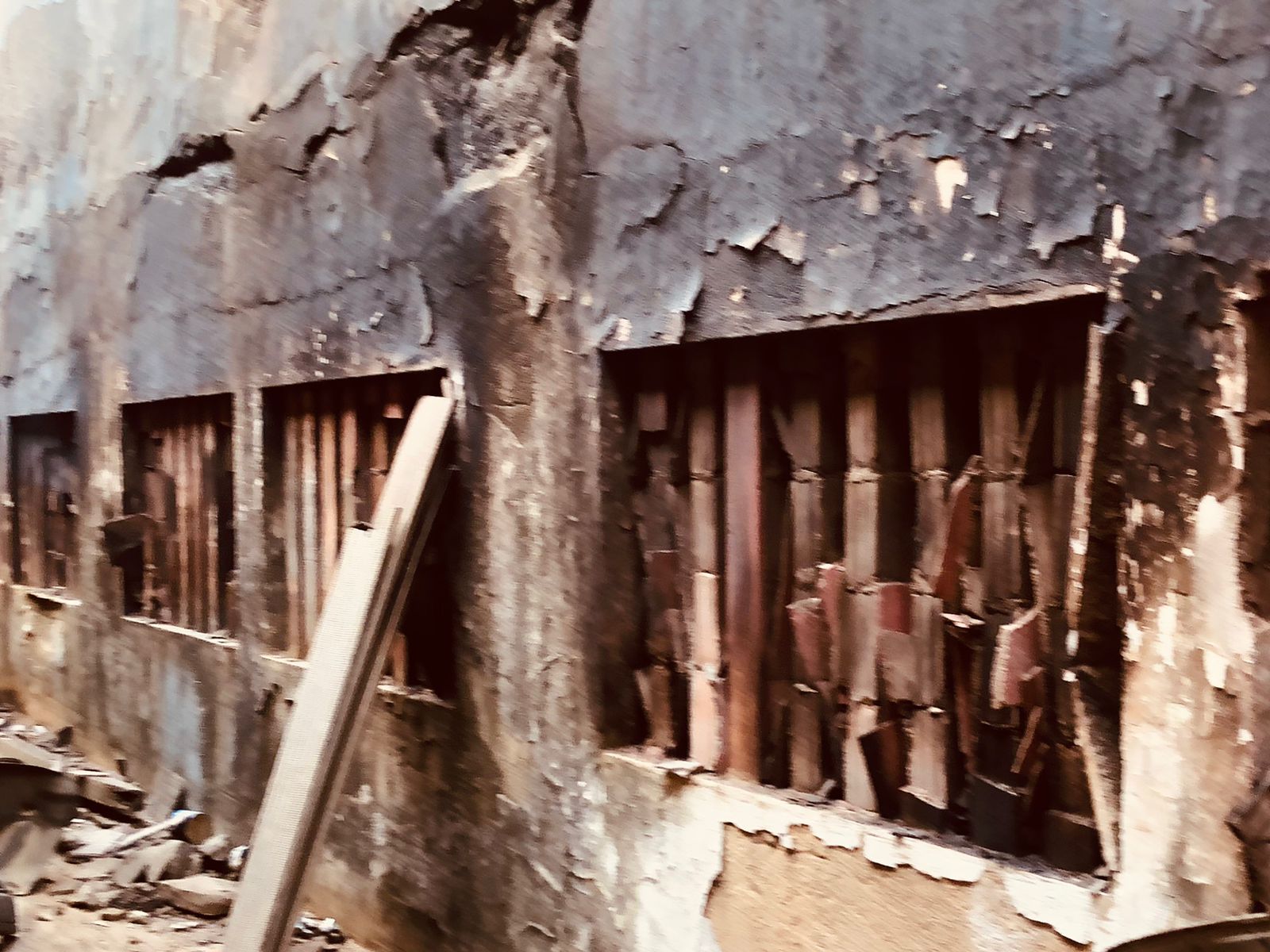 INCENDIO EM NANUQUE-MG DESTRÓI CARPINTARIA NO CENTRO DA CIDADE