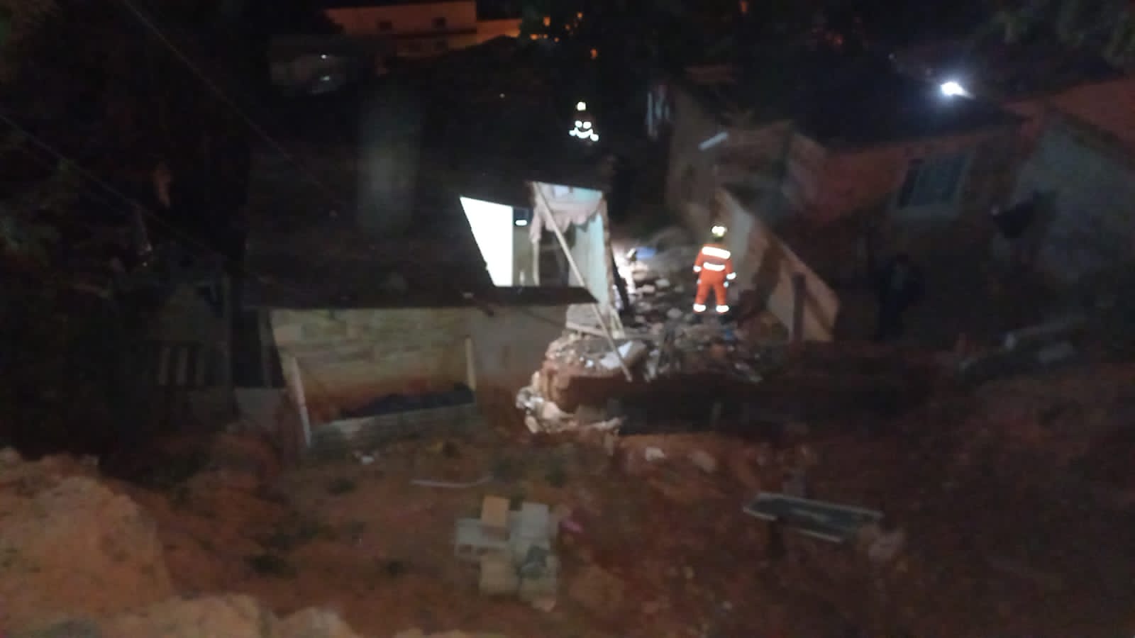TRAGÉDIA - Casa é destruída, e mulher é esmagada após queda de coluna de 10 toneladas em Teófilo Otoni.