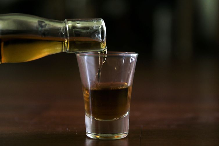 Como a cachaça é feita? No dia nacional da bebida, produtores explicam processo de fabricação do destilado exclusivo do Brasil
