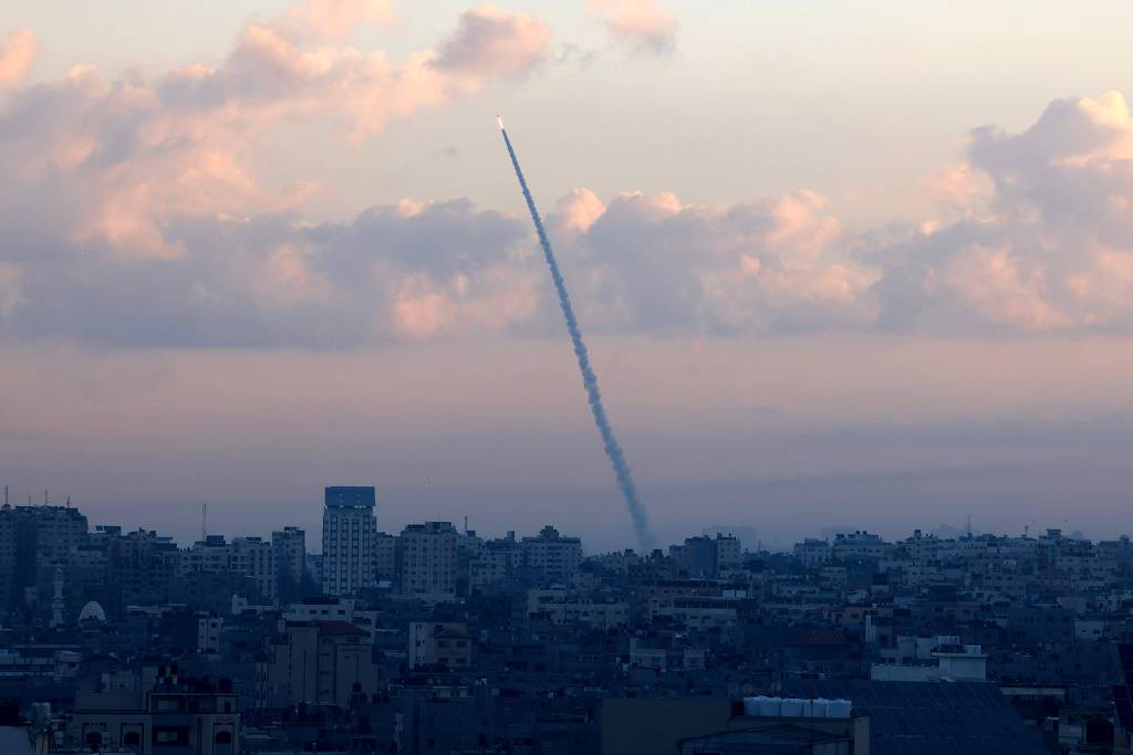 Israel declara guerra após ataque surpresa do Hamas; ao menos 482 morrem