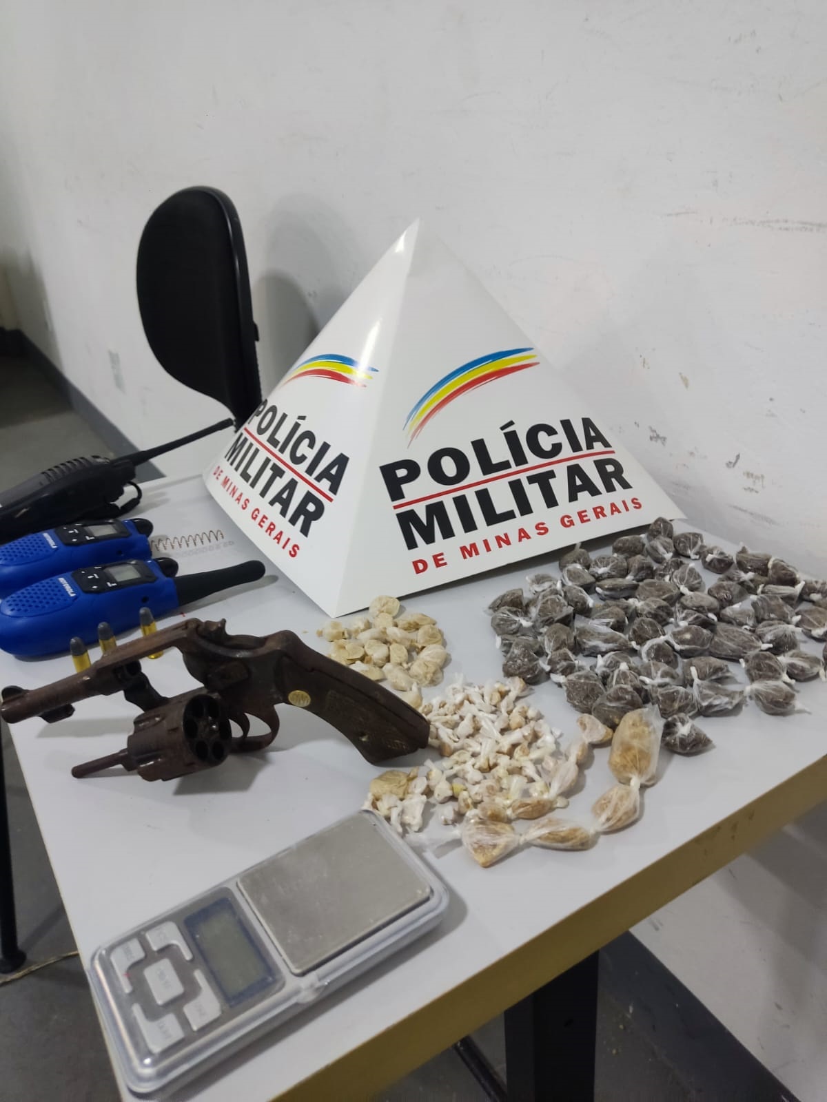 Pelotão Tático Móvel localiza suspeito de participar de homicídio e apreende drogas e arma de fogo em Nanuque