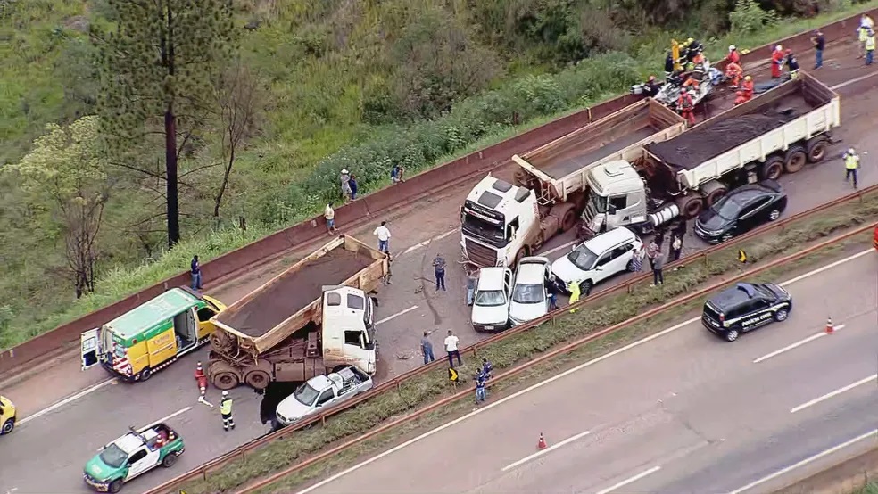 Acidente envolvendo 13 veículos na Fernão Dias deixa seis mortos em MG