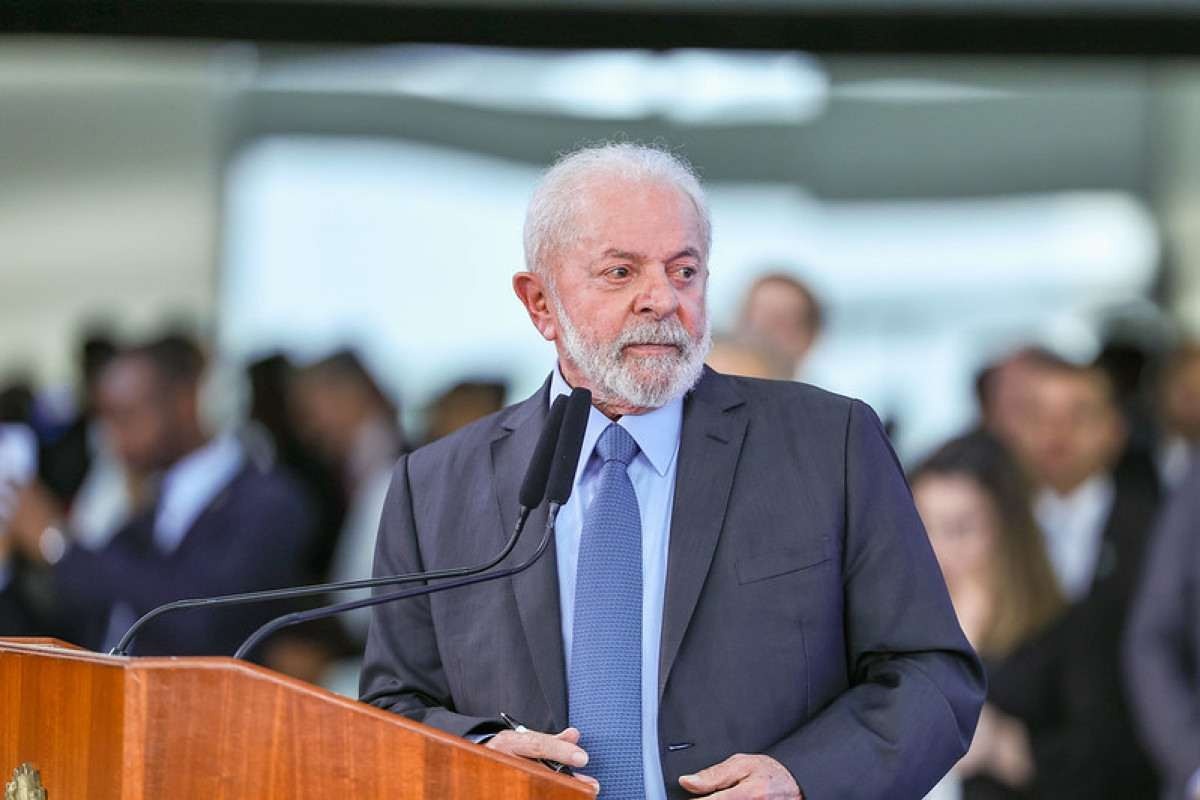 Lula assina decreto que reajusta salário mínimo para R$ 1.412