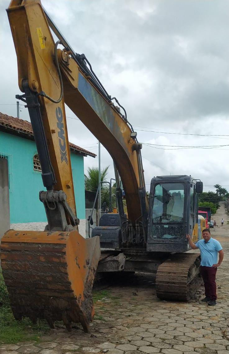 Desassoreamento do córrego que recebe as águas pluviais da rua Minas Gerais no bairro Vila Nova em Nanuque