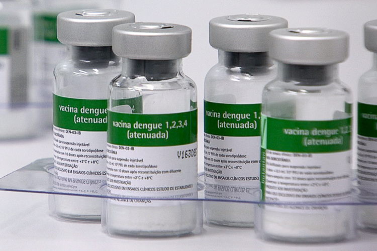 Chegam ao Brasil as primeiras doses da vacina contra a dengue
