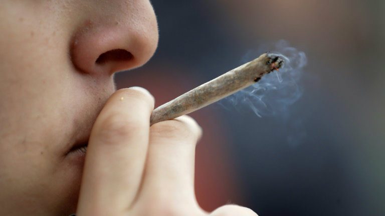 Projeto prevê multa de R$ 2 mil para quem for pego usando drogas no DF