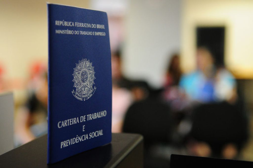Congresso discute diminuir carga horária de trabalho no Brasil, que está acima da média mundial