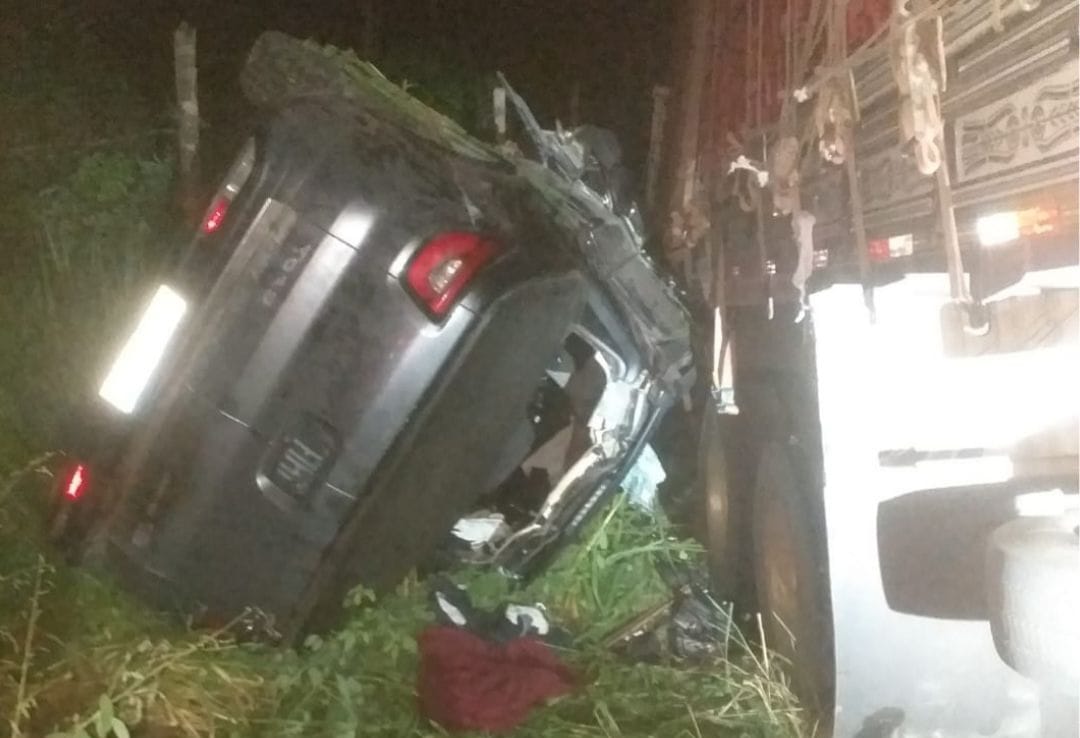 Gravíssima colisão entre Fiat Toro e caminhão mata motorista e fere gravemente os passageiros, na MGC 418, em Carlos Chagas