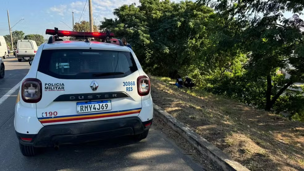 Mulher é encontrada morta seminua e com ferimentos na cabeça às margens da BR-116, em MG