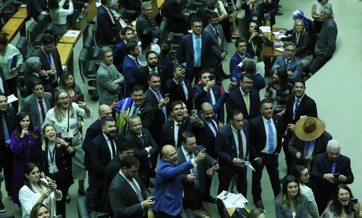 Congresso volta a proibir "saidinha" de presos por crime não violento