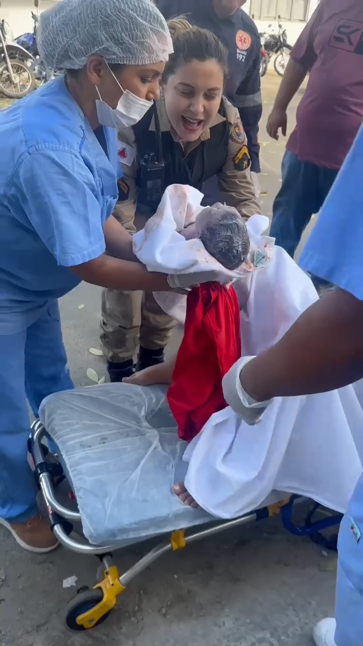 Policiais militares realizam parto na porta de hospital em Teófilo Otoni
