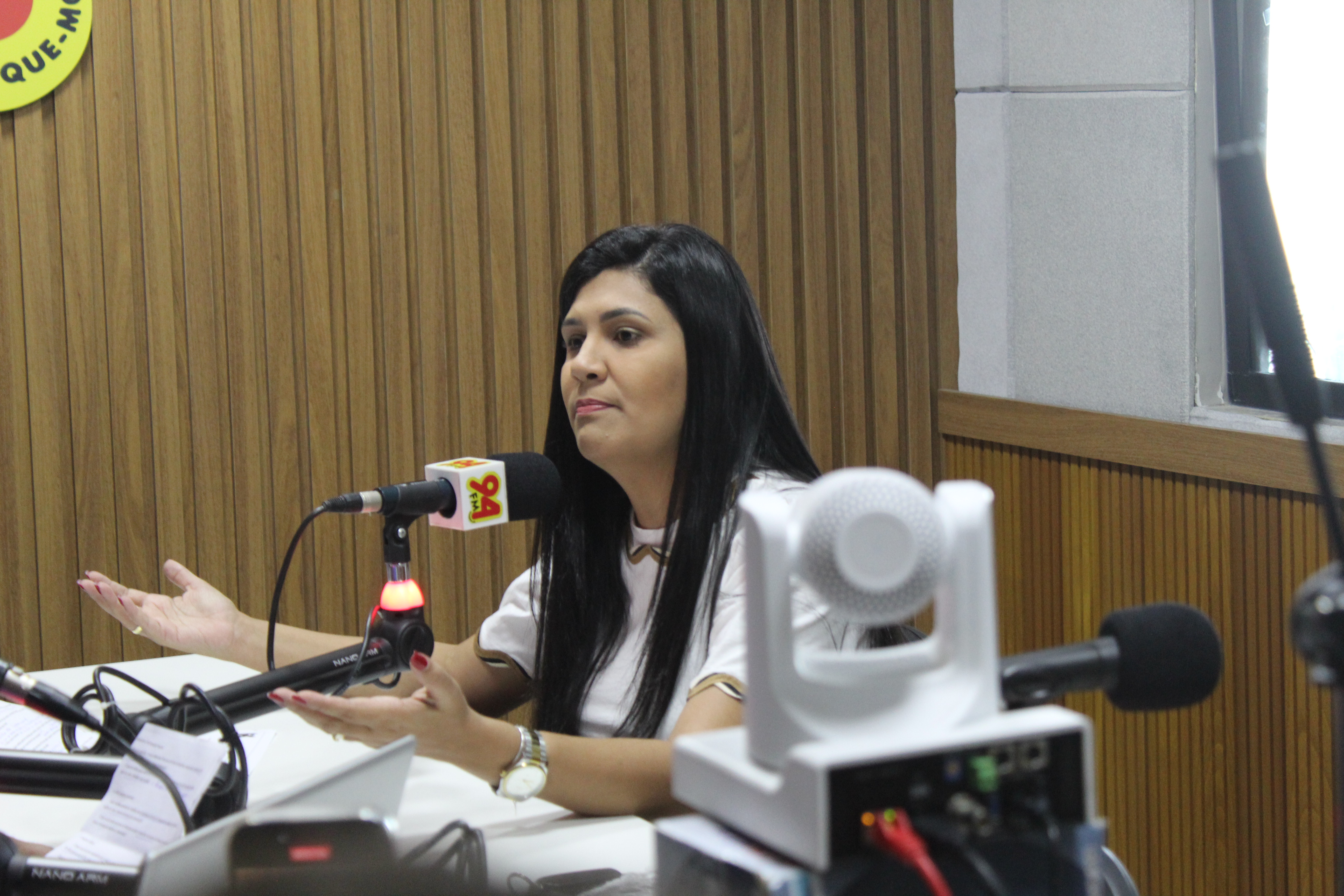 Série de entrevistas na Rádio 94 FM começa com Naiara Lima
