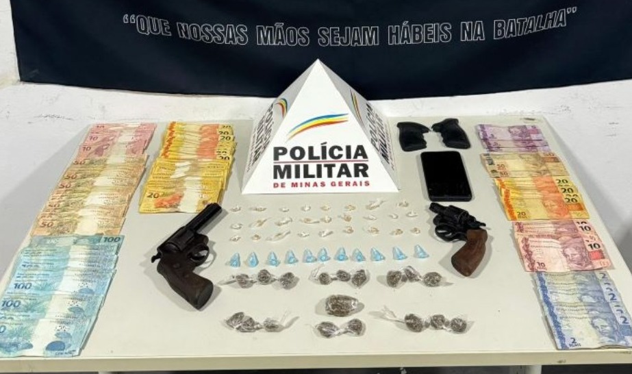 Polícia Militar apreende drogas, armas e quase 6 mil em operação no bairro Santa Helena, em Nanuque