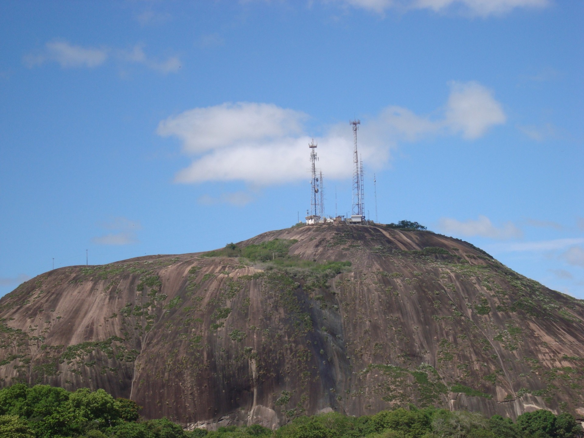 A Vereadora Elienis Tigre fez pedidos de providências ao Poder Excutivo e legislativo com foco na manutenção da mobilidade urbana e infraestutura.