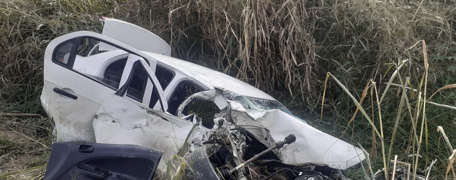 Carro de passeio colide com carreta em Medina na região dos vales