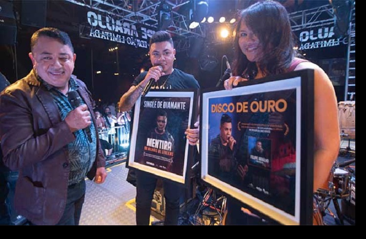 Felipe Araújo recebe discos de Diamante e Ouro na volta aos palcos
