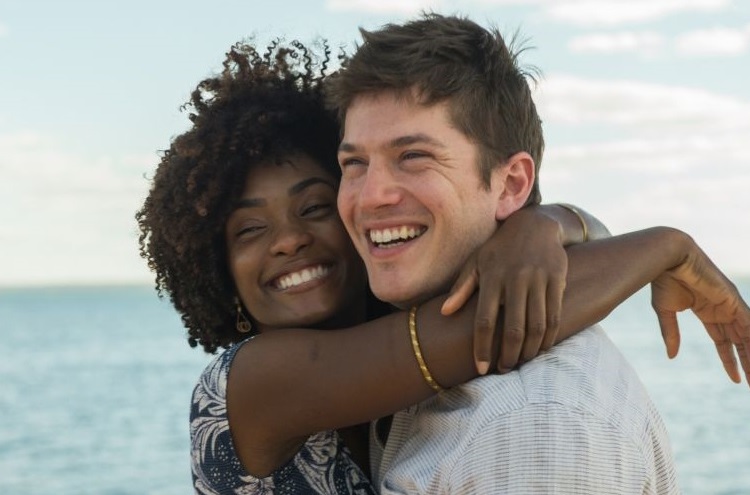 Após boatos, Erika Januza e Caio Paduan negam namoro