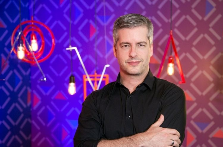 Victor Chaves solta o verbo contra a Globo e fala sobre saída do TV Voice Kids