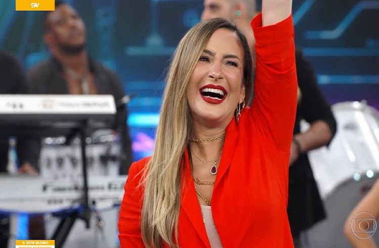 Claudia Leitte anuncia terceira gravidez no Faustão: 'É uma menina'