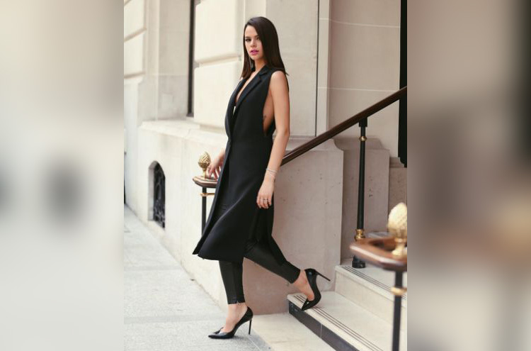 Bruna Marquezine passa por saia-justa na Paris Fashion Week