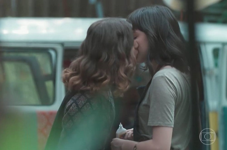 Autor de 'Malhação' é atacado após cenas de beijo lésbico