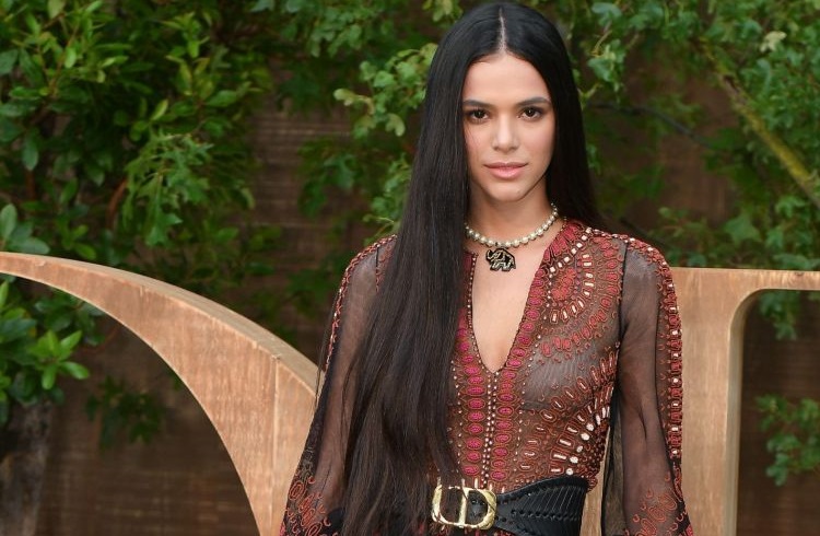 Bruna Marquezine se irrita e bate boca boca com fãs: "Me desrespeitam"