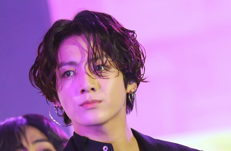 Jungkook, membro do BTS, se envolve em acidente de carro