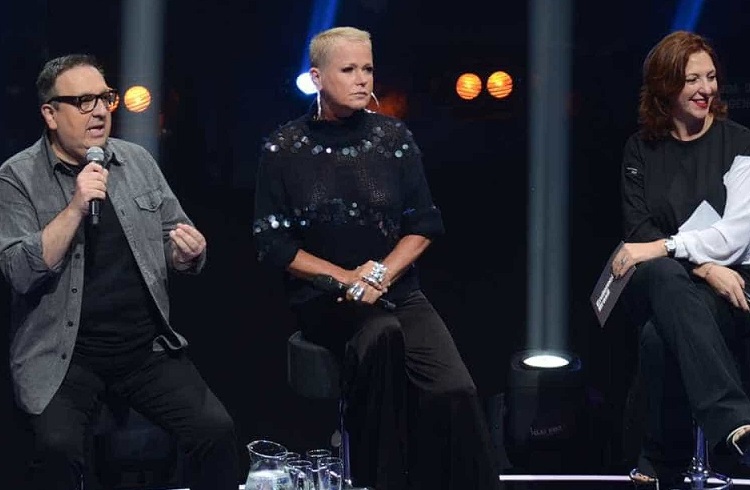 Coletiva de Xuxa na Record termina com repórter levada ao hospital