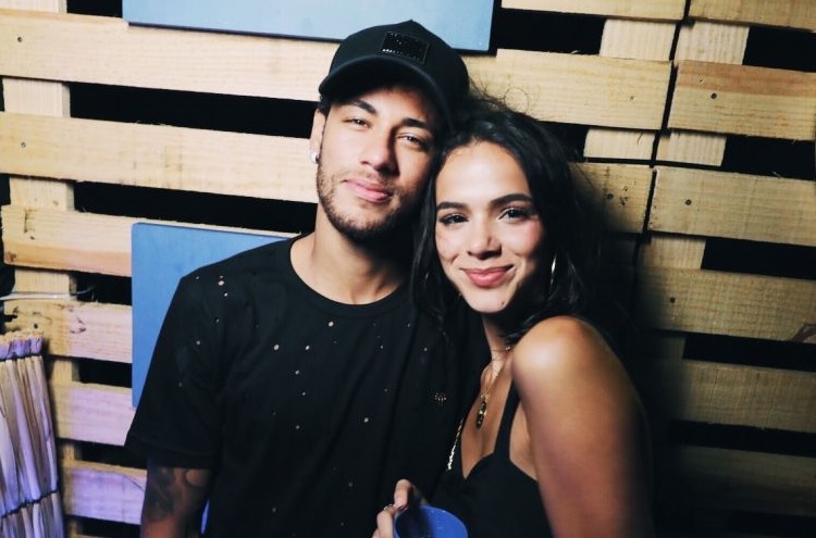 Marquezine revela presente para Neymar e craque entrega: 'Estou casado'