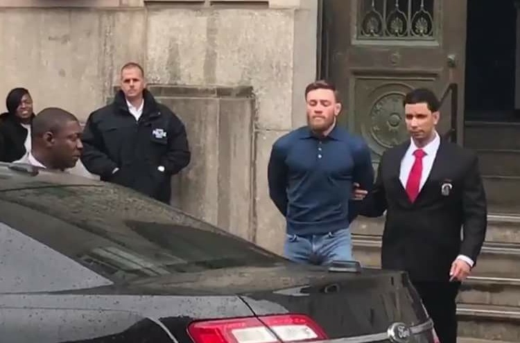 McGregor deixa delegacia algemado e é acusado de 4 delitos por agressão