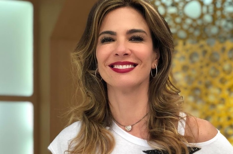 Solteira, Luciana Gimenez posta música: 'Vida é curta pra chorar por ex'