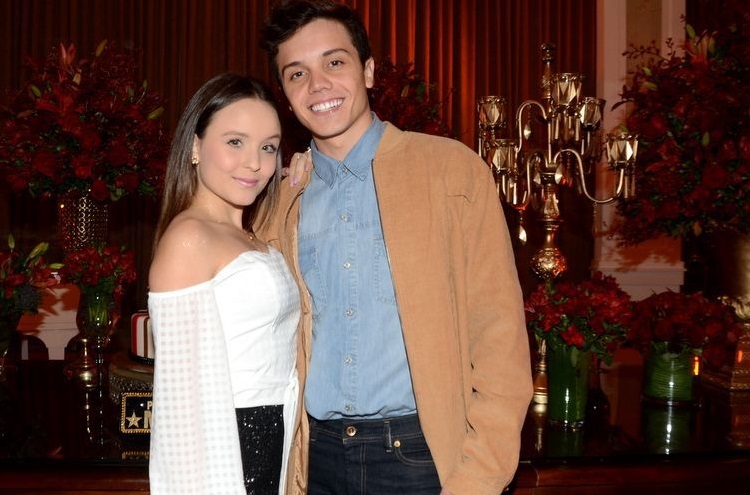 Larissa Manoela é detonada na web por levar terceiro namorado para a Disney